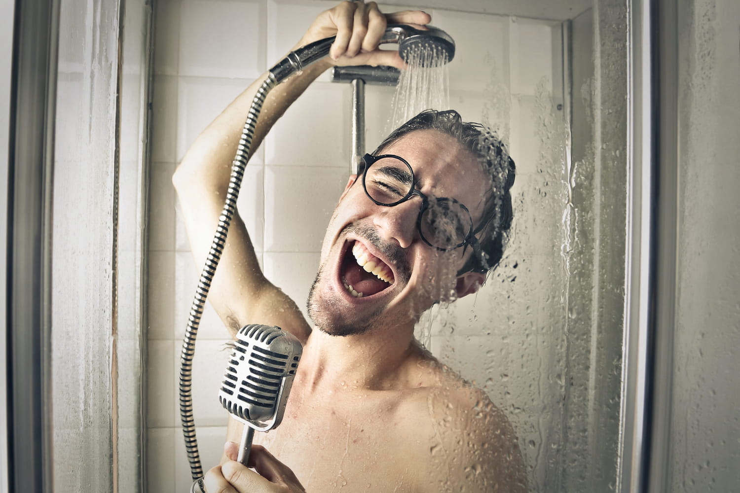 Vous adorez chanter (fort) sous la douche ? Cela pourrait vous coûter très cher