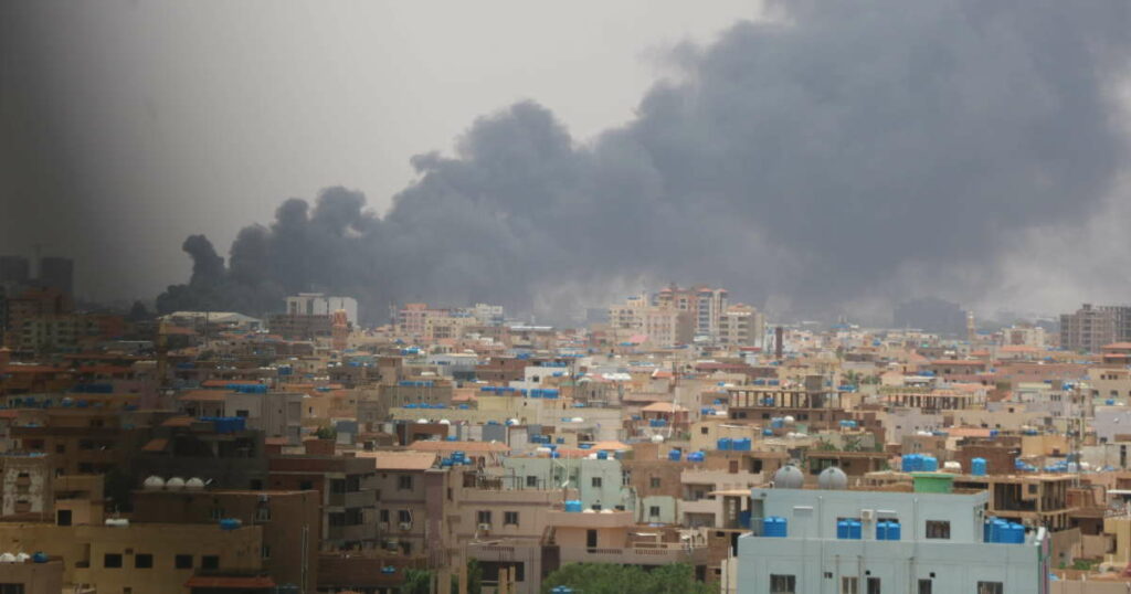 Soudan : au sixième mois d’une guerre meurtrière entre deux généraux, des combats et des incendies à Khartoum