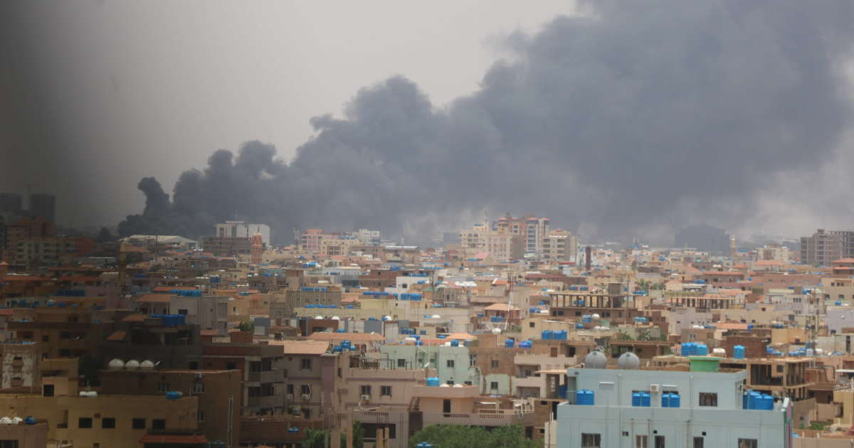 Soudan : au sixième mois d’une guerre meurtrière entre deux généraux, des combats et des incendies à Khartoum