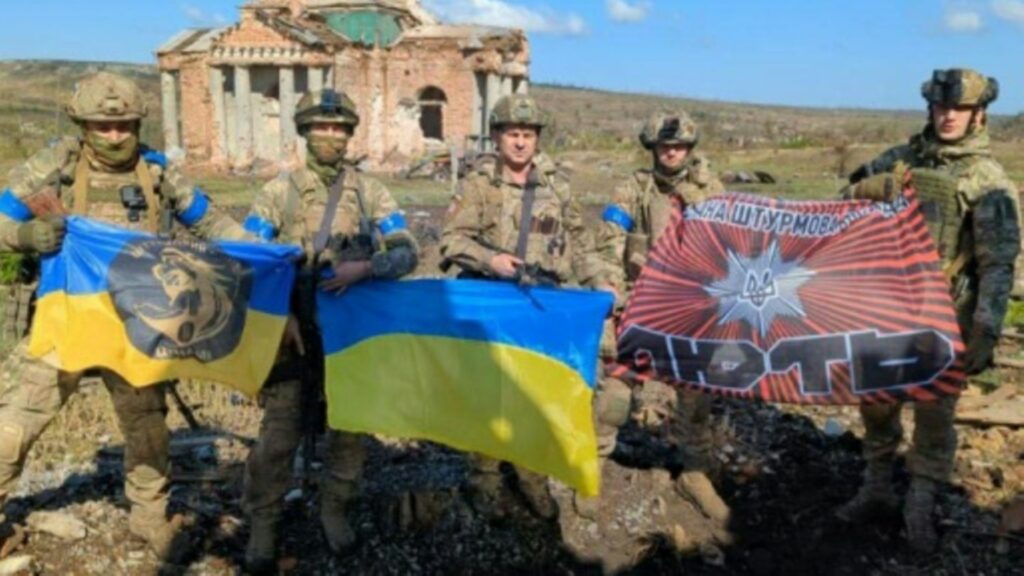 Soldaten mit ukranischen Flaggen