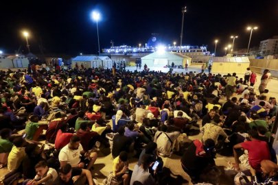 Von der Leyen à Lampedusa : "Ce ne sont pas les passeurs qui décident qui entre, c'est nous"