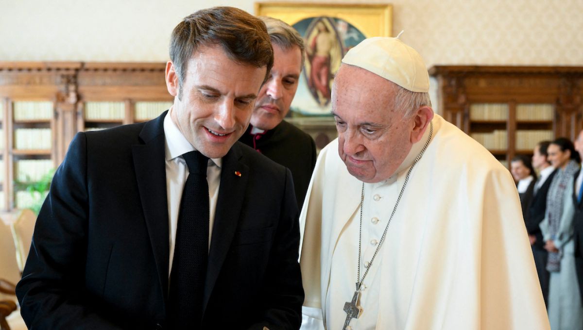 En se rendant à la messe du pape François, Emmanuel Macron ne transgresse pas les principes de laïcité