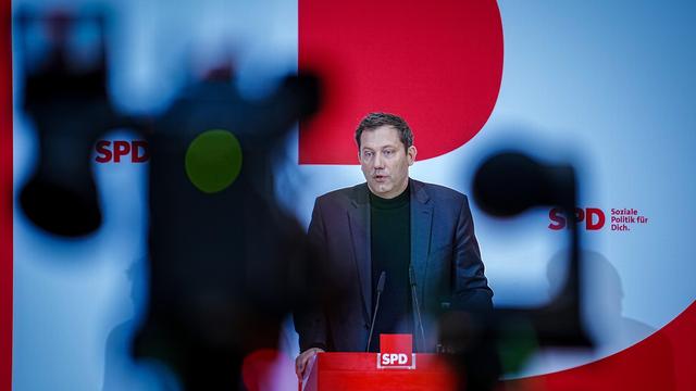 Lars Klingbeil: SPD-Chef verteidigt geplante Ehrung Gerhard Schröders
