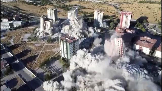 Türkei: Vom Erdbeben beschädigte Hochhäuser gesprengt