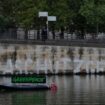 Aktivisten von Greenpeace haben an die Kaimauer unterhalb des Reichstages das Wort "Klimaschutzgesetz" geschrieben. Foto: Paul Z
