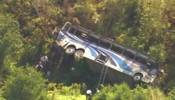 New York: Bus mit High-School-Band stürzt in Schlucht – mehrere Tote