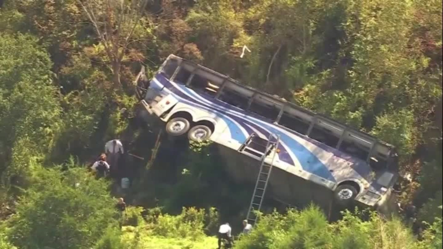 New York: Bus mit High-School-Band stürzt in Schlucht – mehrere Tote