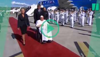 Visite du pape François à Marseille : les images de son arrivée et de l’accueil d’Élisabeth Borne