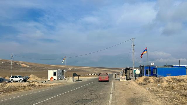 Südkaukasus: Armenische Kämpfer in Bergkarabach geben Waffen und Panzer ab