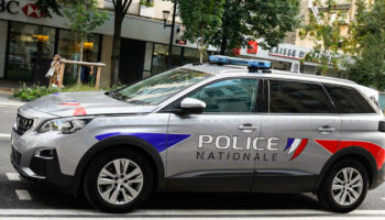 Voiture de police attaquée à Paris : il n’y aura pas d’enquête administrative sur le policier qui a sorti son arme
