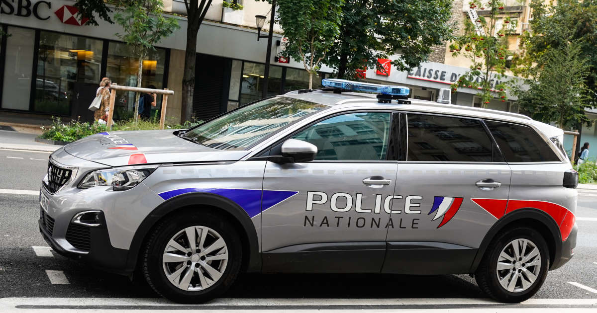 Voiture de police attaquée à Paris : il n’y aura pas d’enquête administrative sur le policier qui a sorti son arme