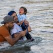 De l'eau et des barbelés: Une journée avec les migrants sur le Rio Grande