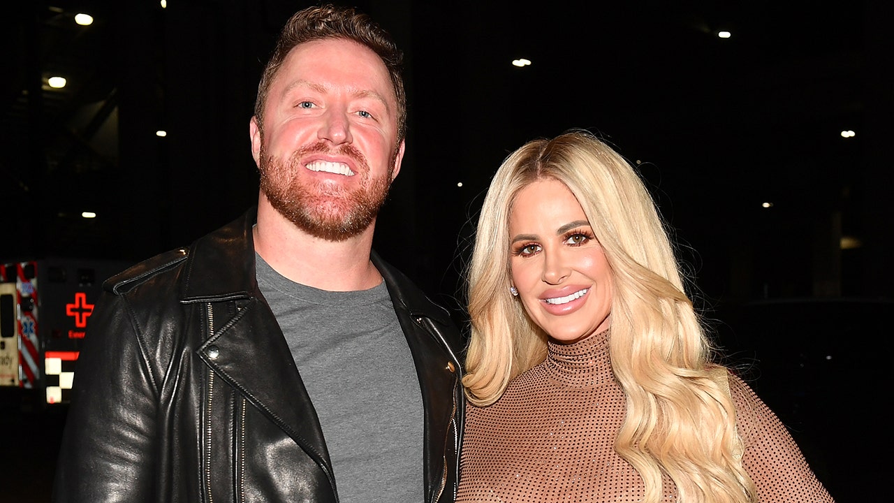 Kroy Biermann demands divorce from Kim Zolciak as 'Real Housewives' alum reveals they're still intimate