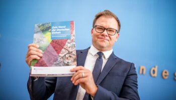 Wiedervereinigung: Ostbeauftragter stellt Jahresbericht zur Deutschen Einheit vor