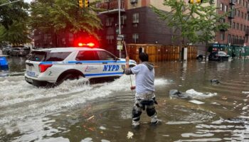 Hochwasser auf den Straßen von New York: Im Stadtteil Brooklyn versucht ein Mann, mit einem Stock einen Abfluss zu reinigen, wäh