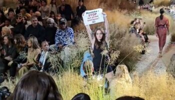 À la Fashion Week de Paris, le défilé Hermès perturbé par une militante de l’association Peta