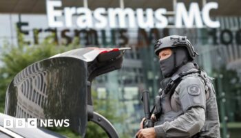 An armed Dutch police officer outside the Erasmus Medical Center in Rotterdam. Photo: 28 September 2023