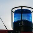 Ein Blaulicht auf dem Dach eines Einsatzfahrzeugs. Foto: Philipp von Ditfurth/dpa/Symbolbild