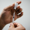 Vaccin contre le Covid : pourquoi la campagne de vaccination a-t-elle été avancée de deux semaines ?