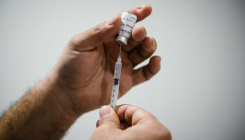 Vaccin contre le Covid : pourquoi la campagne de vaccination a-t-elle été avancée de deux semaines ?