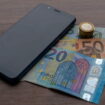 En supprimant cette option inutile, on peut économiser jusqu'à 120 euros par an sur son forfait mobile mais les opérateurs ne le disent pas
