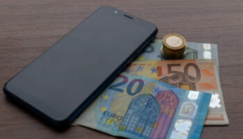En supprimant cette option inutile, on peut économiser jusqu'à 120 euros par an sur son forfait mobile mais les opérateurs ne le disent pas