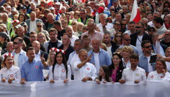 Pologne : l'opposition rassemble des centaines de milliers de personnes contre le pouvoir à Varsovie