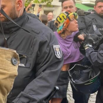 Angespannte Stimmung: Nach Verbot: Polizei löst pro-palästinensische Demo in Berlin-Neukölln auf