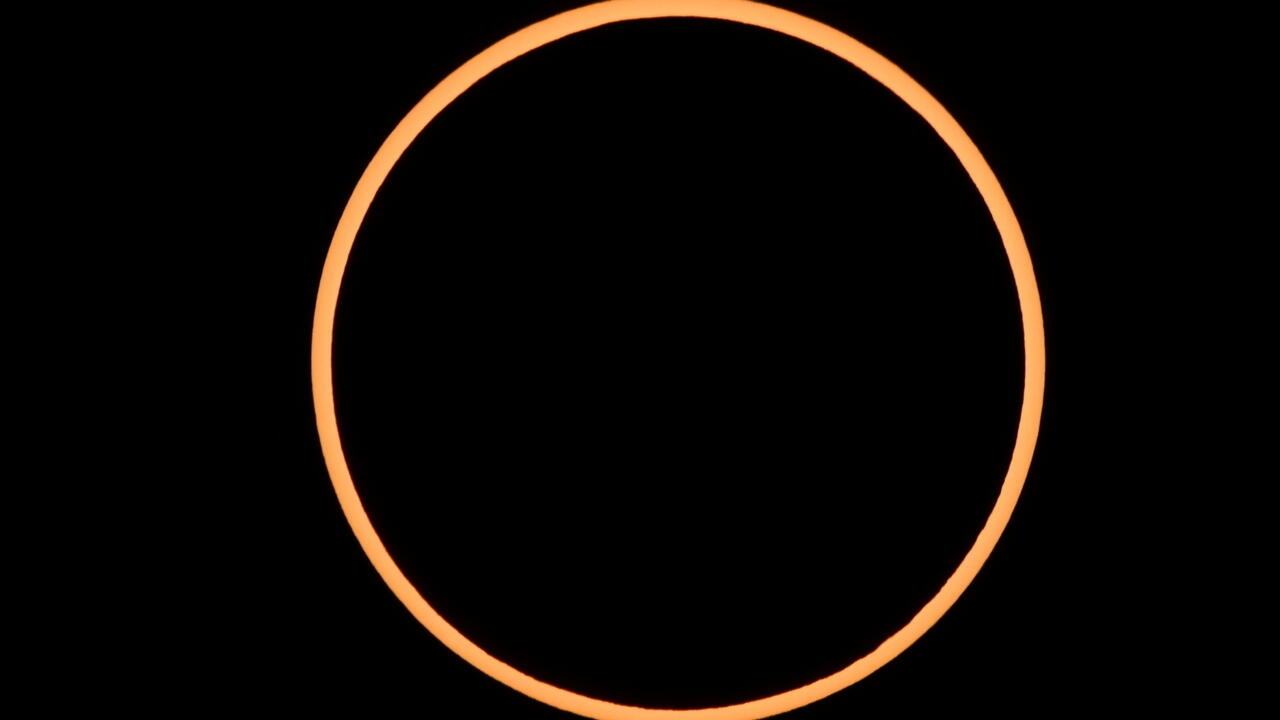Une éclipse et un "cercle de feu" passent au-dessus des Amériques