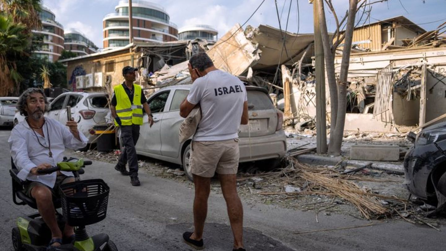 Trümmer eines Gebäudes in der israelischen Großstadt Tel Aviv. Foto: Oded Balilty/AP/dpa