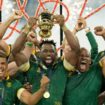 Südafrikas Siya Kolisi hebt den Pokal in die Höhe. Foto: Christophe Ena/AP