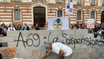À Toulouse, des grévistes de la faim dressent un mur symbolique contre le projet d’autoroute A69