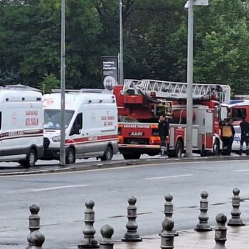 Feuerwehr- und Rettungsfahrzeuge stehen auf einer Straße
