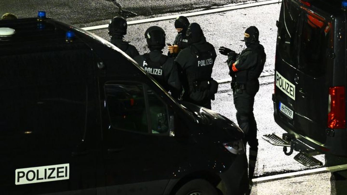Polizisten sind am Flughafen im Einsatz. Foto: Jonas Walzberg/dpa