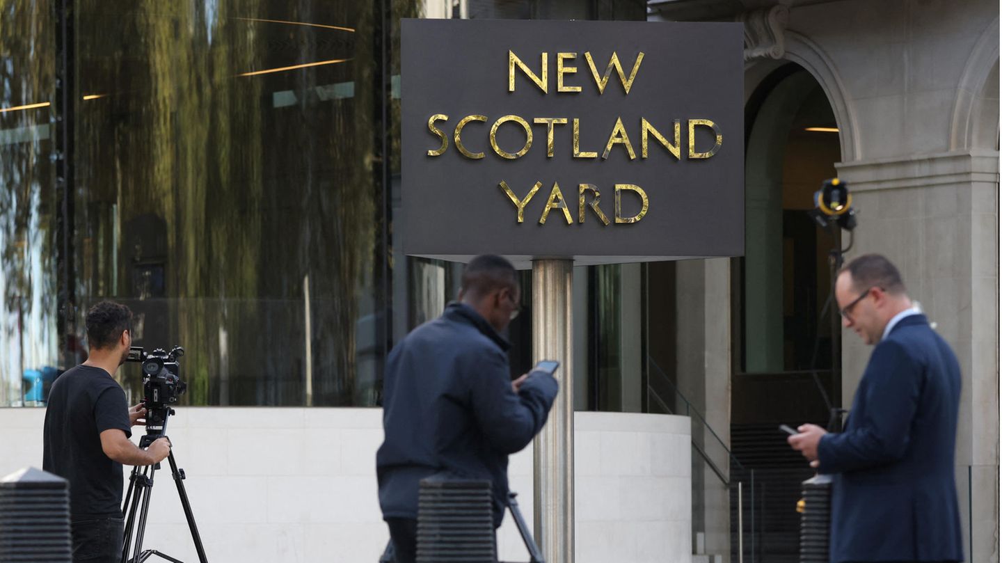 Medienvertreter vor dem New Scotland Yard in London
