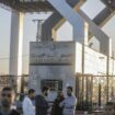 Palästinenser versammeln sich vor dem Tor des Grenzübergangs Rafah. Foto: Mohammed Talatene/dpa