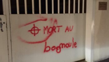 Des tags racistes à la mosquée de Cherbourg, Gérald Darmanin annonce une enquête