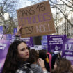 Violences faites aux femmes : en France, des manifestations pour réclamer plus de moyens