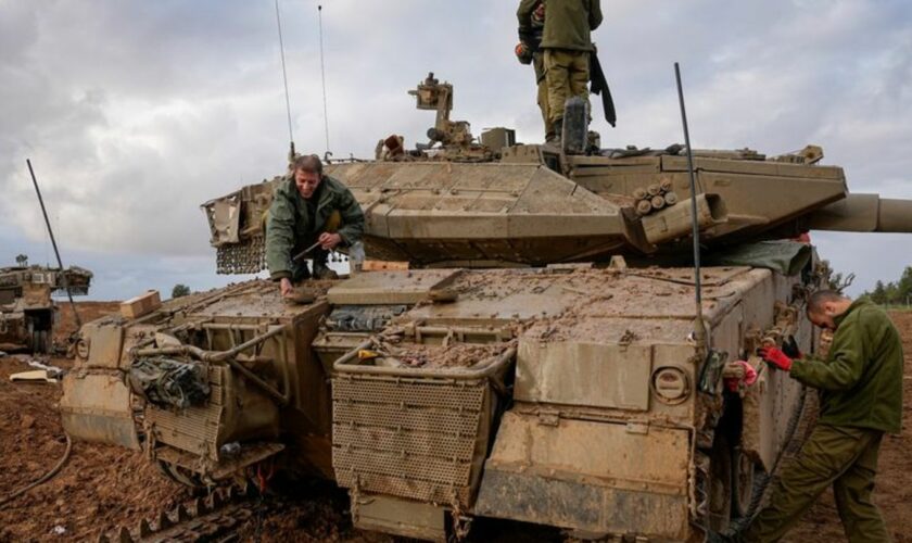 Israelische Soldaten arbeiten an einem Panzer auf einem Armeegelände in der Nähe der israelischen Grenze zum Gazastreifen. Foto:
