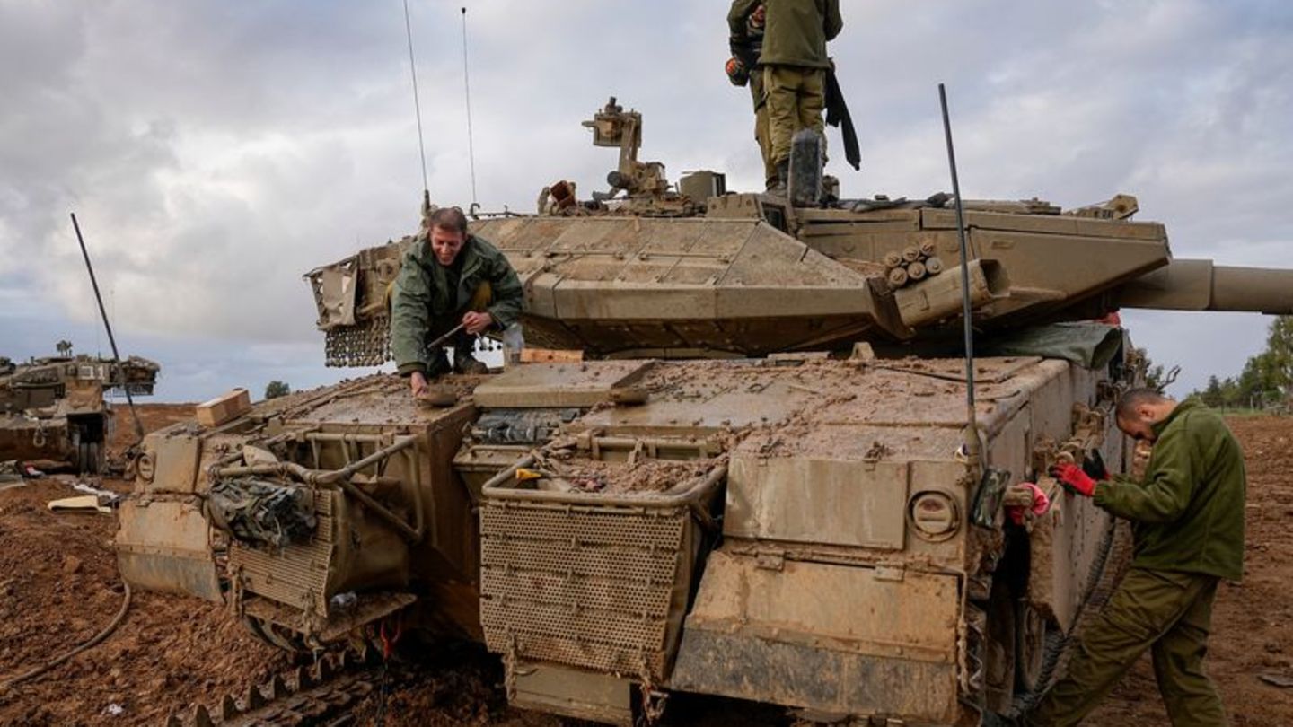 Israelische Soldaten arbeiten an einem Panzer auf einem Armeegelände in der Nähe der israelischen Grenze zum Gazastreifen. Foto: