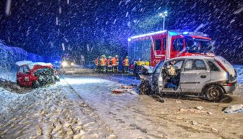 Eingeschlossene Autofahrer und Unfälle nach Wintereinbruch