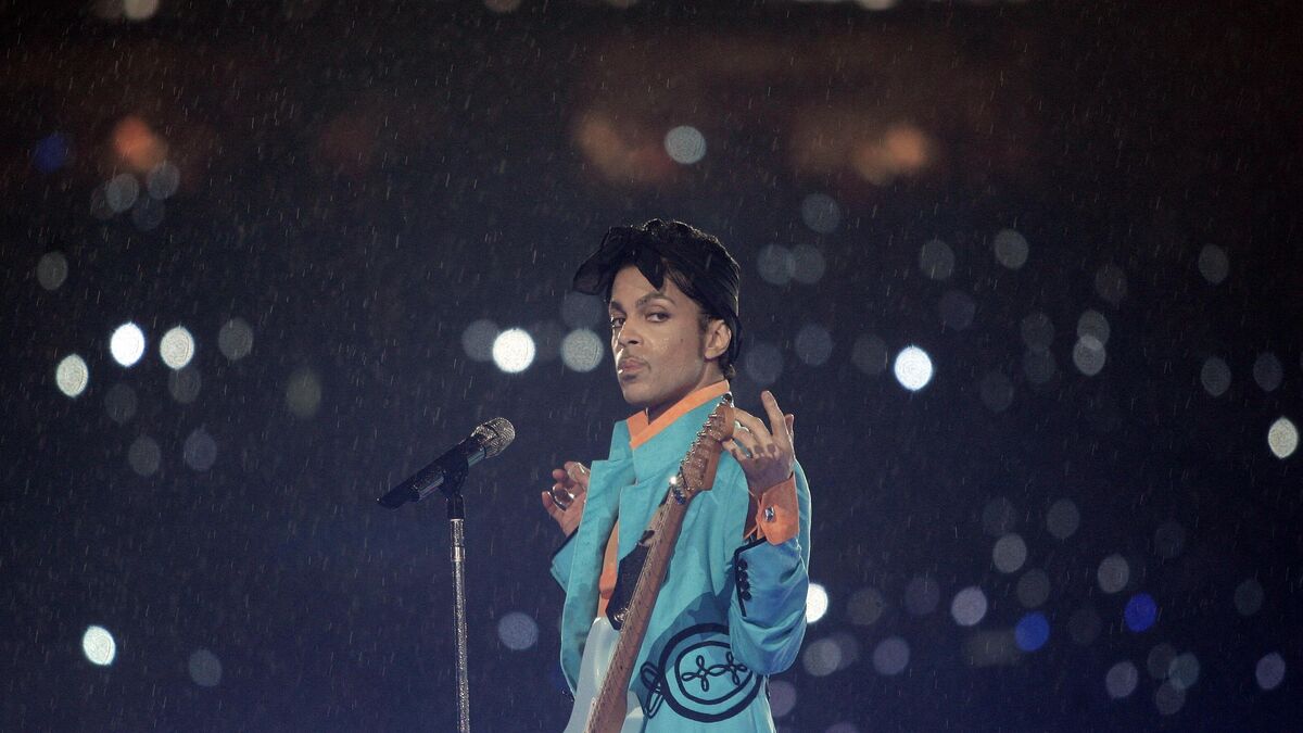 Des vêtements, une guitare et des accessoires de la star Prince vendus 675 000 aux enchères
