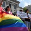 Interdiction du mouvement LGBT+ en Russie : "Poutine instrumentalise la peur des homosexuels"