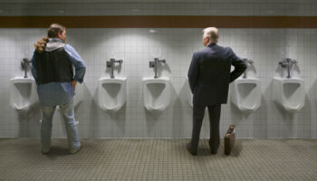 Les urinoirs : lieux de malaise et de masculinité exacerbée, du collège à l’âge adulte