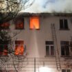Ein mehrstöckiges Wohnhaus in der Offenbacher Innenstadt steht in Brand. Foto: 5vision.News/5VISION.NEWS/dpa