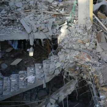 Palästinenser betrachten die Zerstörung nach einem israelischen Angriff. Foto: Hatem Ali/AP/dpa