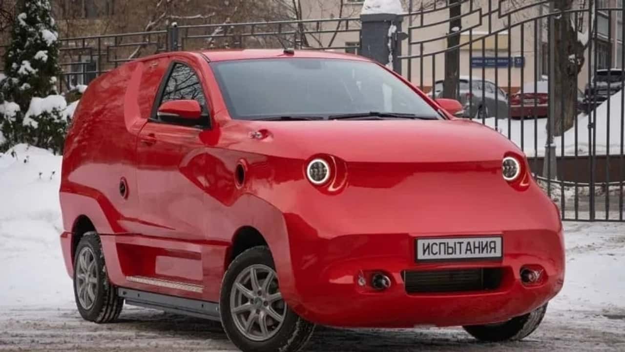 "La voiture la plus moche de l'Histoire": La Russie dévoile sa voiture électrique, et c'est... comment dire ?