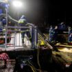 Einsatzkräfte des Technischen Hilfswerks (THW) betreiben am Stadthafen in Oldenburg eine Pumpe, um Wasser von einem Rückhaltebec