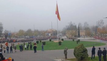 Toledo luce ya la gran bandera de España colocada en un emotivo acto popular