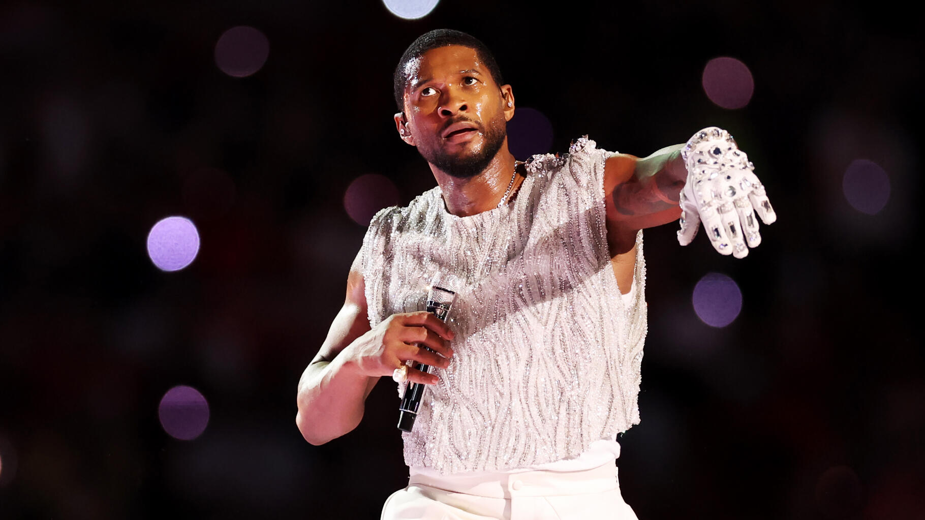 Au Super Bowl, Usher réveille l’esprit de Michael Jackson en portant ce gant blanc